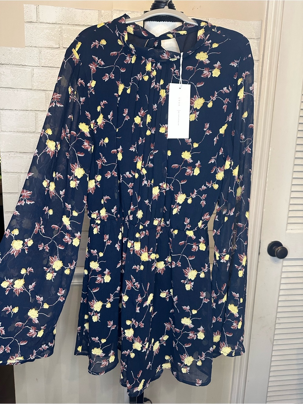 NWT Lush Long Sleeve Shorts Romper
Jumper Navy Floral open back Tie-Neck Size M